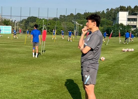 宝贝张开腿让我添下边三个人一起